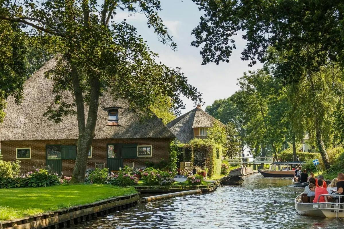 Giethoorn: Guided Tour from Amsterdam + Canal Cruise + Cheese Tasting