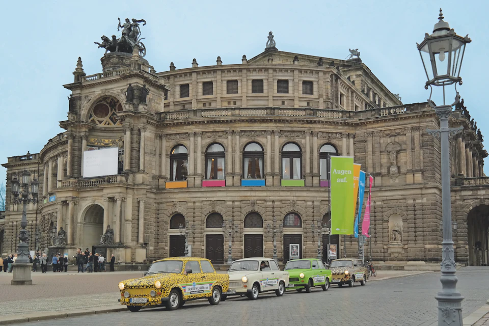 Trabi Safari in front of Semper Opera