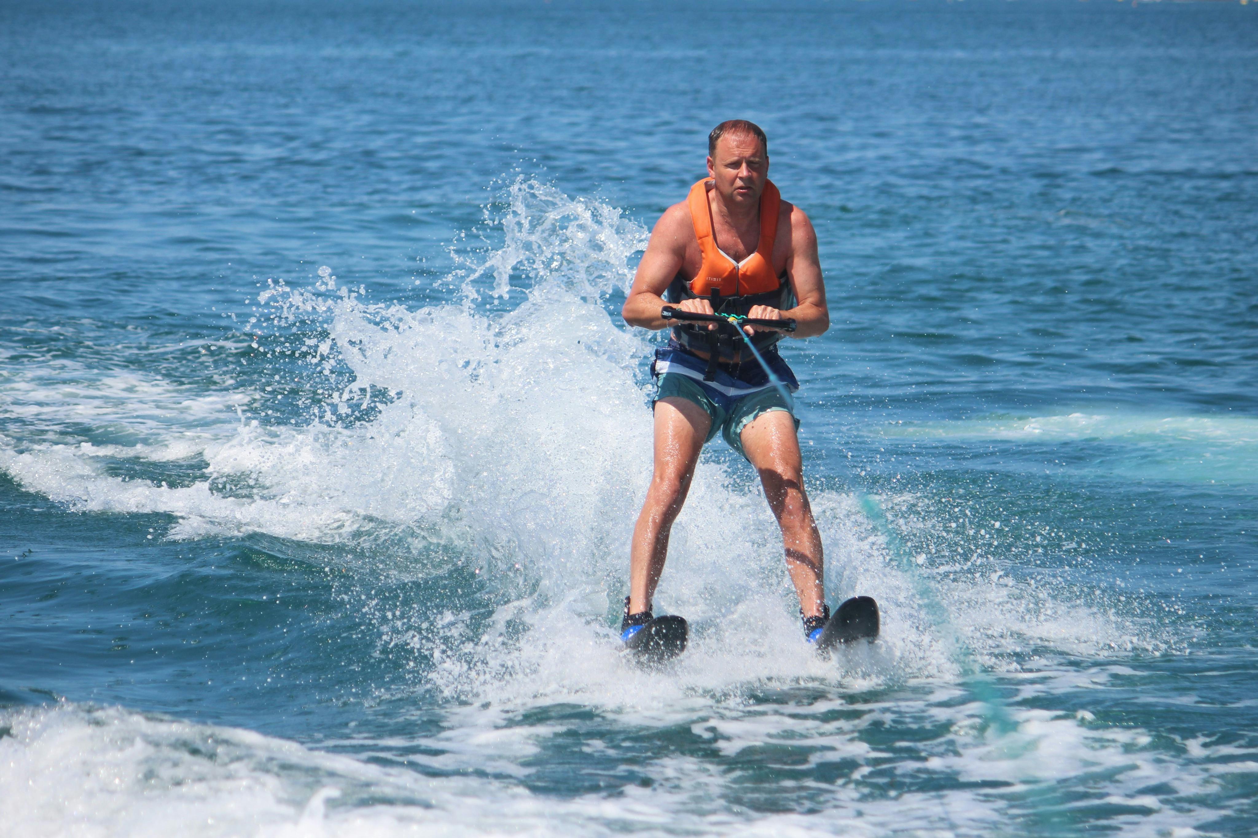 Le ski nautique : l'excitation et l'équilibre à l'état pur sur des eaux cristallines.
