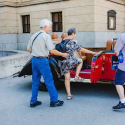 Vintagebilstur till Karlštejns slott