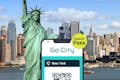 New York Explorer Pass od Go City zobrazený na smartphonu se sochou svobody a NYC Skyline v pozadí