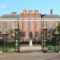 Vista frontal de las puertas y del Palacio de Kensington