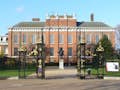 Vista frontale dei cancelli e di Kensington Palace