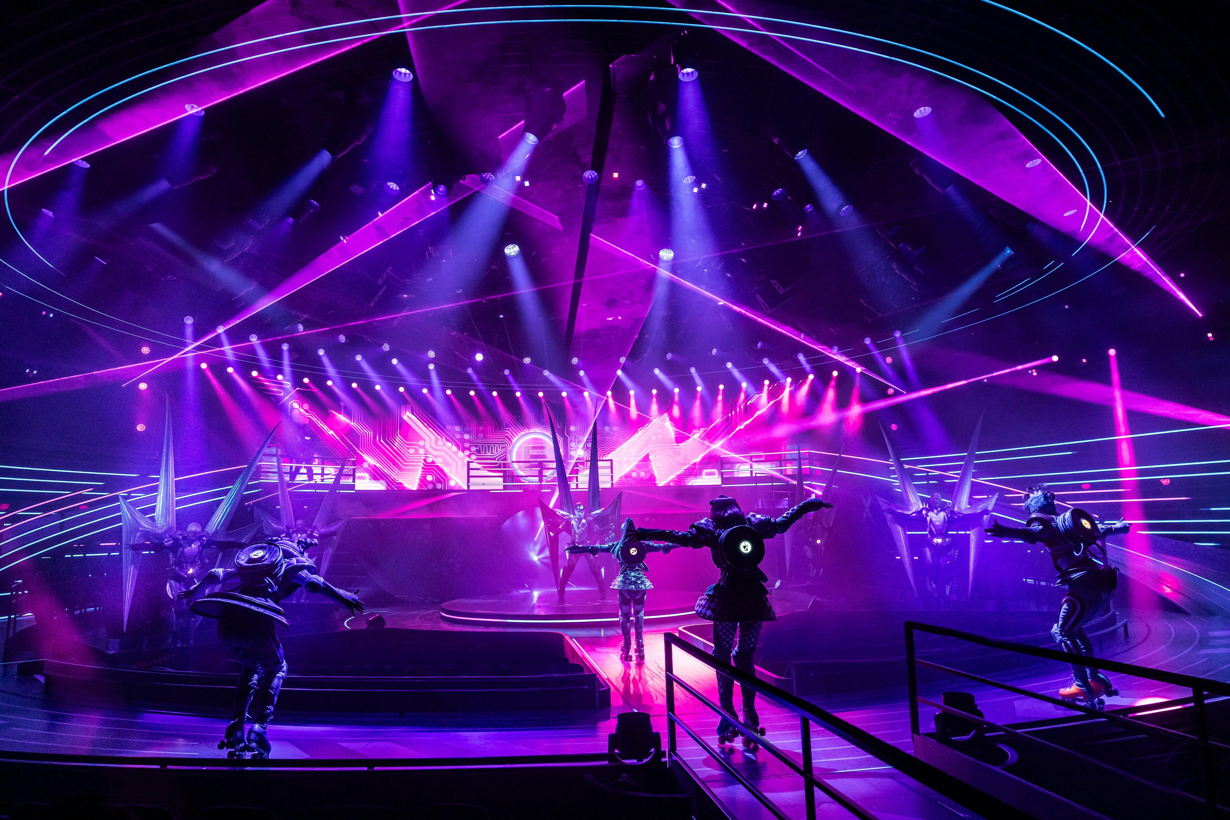舞台上的表演者，充满活力的粉红色和紫色灯光，周围环绕着未来主义的霓虹灯。