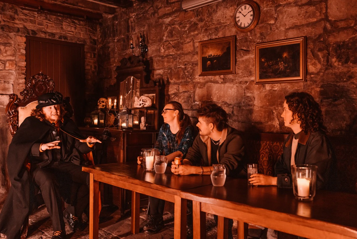 Edinburgh: Evening Ghosts & Ghouls Guided Tour + Drink