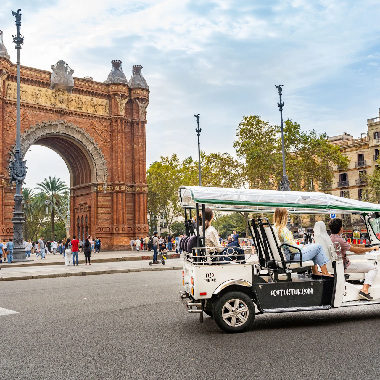 Barcelona: 1-Hour Tour by Private Electric Tuk Tuk