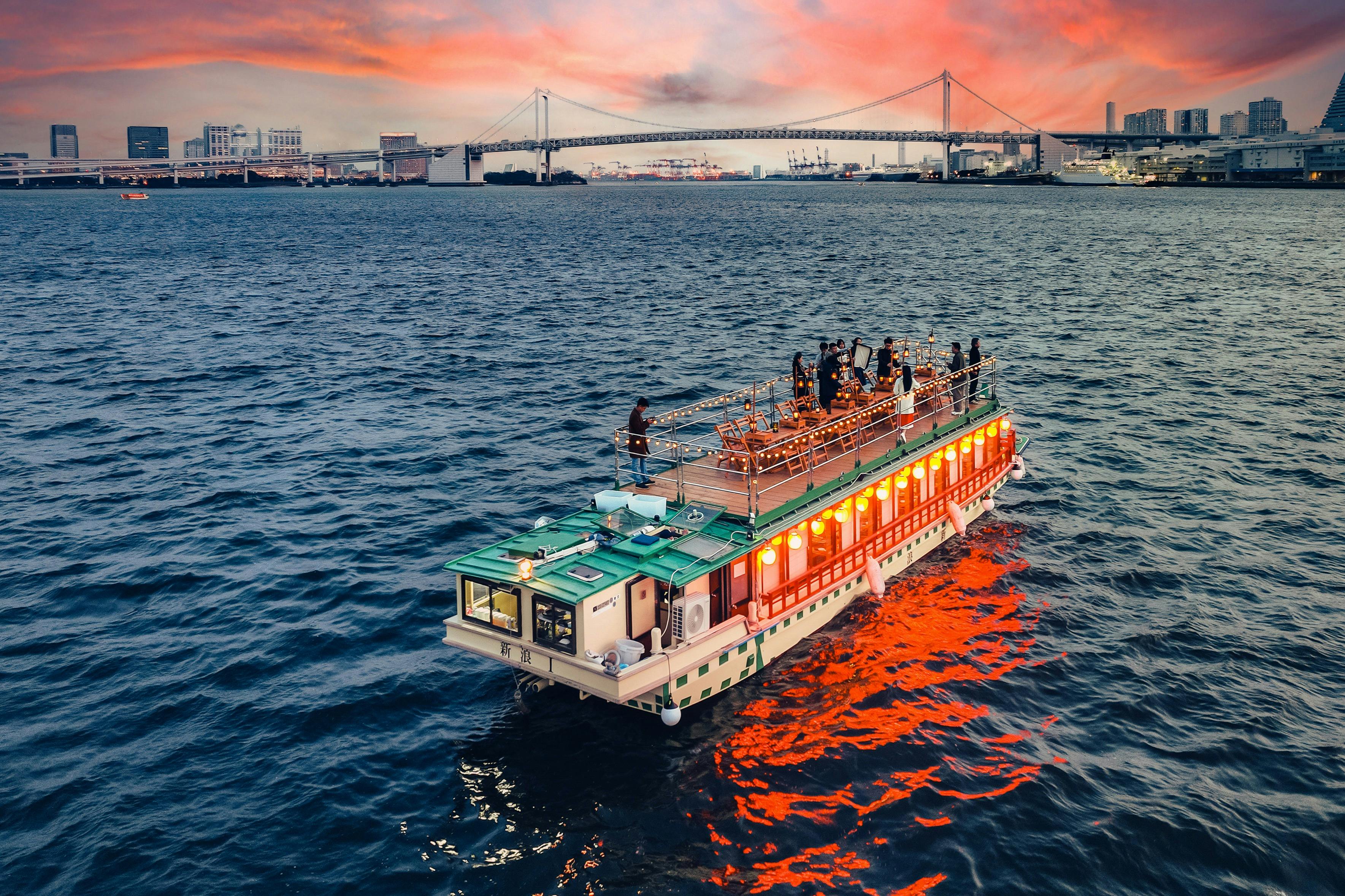 Båten seglar i Tokyo Bay.