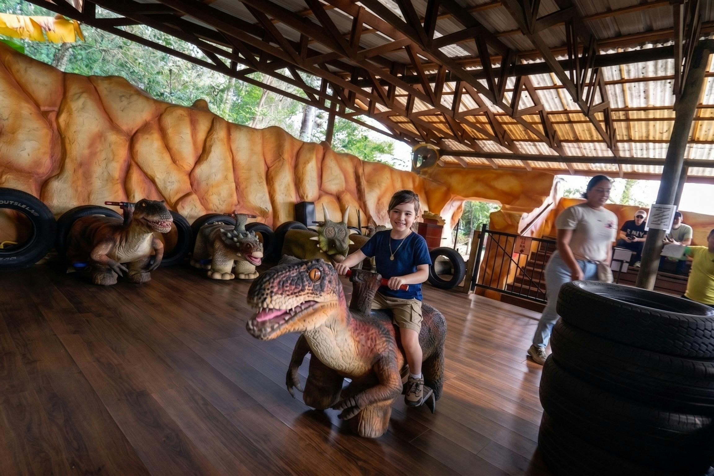 Un niño se monta en un juguete mecánico con temática de dinosaurios en una zona de juegos cubierta con suelo de madera y decoraciones de colores.