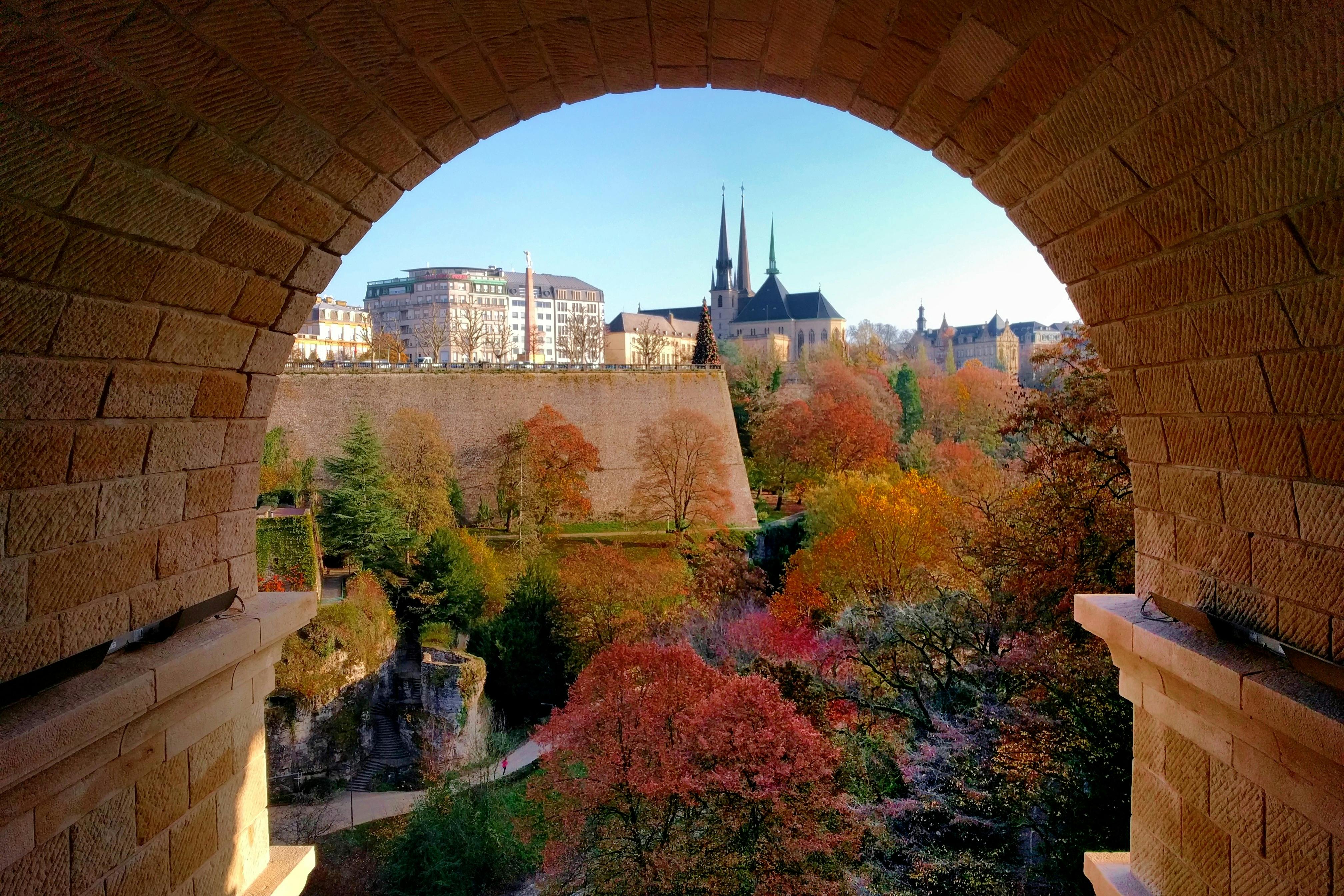 Widok na Plac Konstytucji i Gëlle Fra, miasto Luksemburg