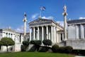 A imponente fachada neoclássica da Universidade Nacional e Kapodistriana de Atenas enfeita a rua Panepistimiou