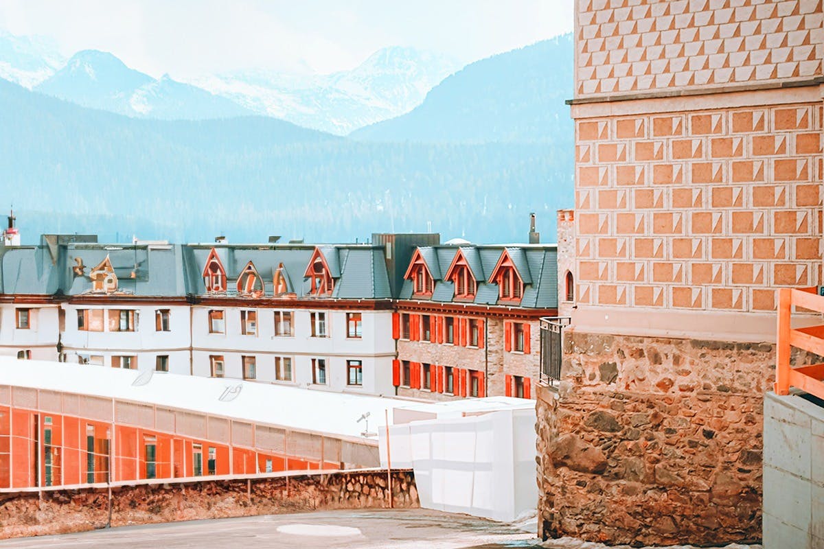 Το Σεντ Μόριτζ και οι Ελβετικές Άλπεις με το κόκκινο τρένο Bernina από το Μιλάνο