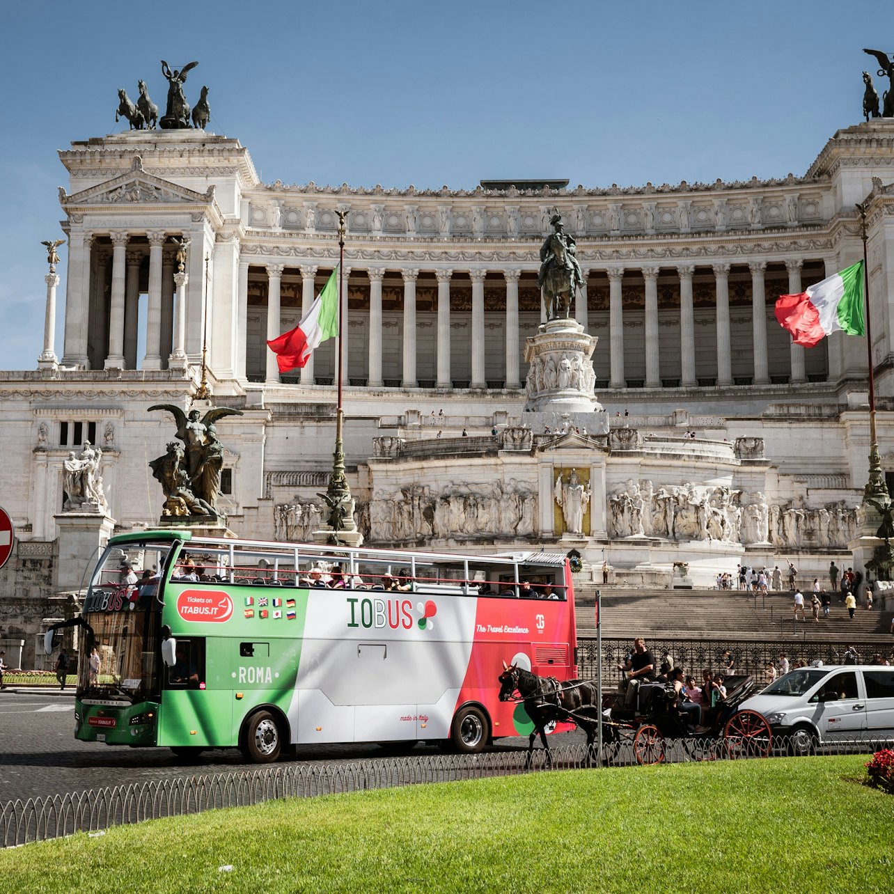 IOBUS Roma - Bus Hop-on Hop-off + Outlet di Castel Romano - Alloggi in Roma
