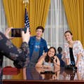 Tire uma foto atrás da mesa do presidente! O Salão Oval foi projetado com a decoração original de 1969, em azul e dourado da Califórnia.