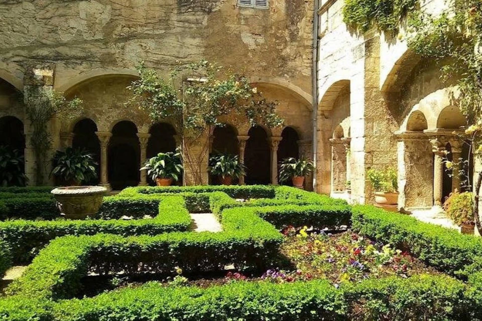Courtyard of Saint-Paul de Mausole