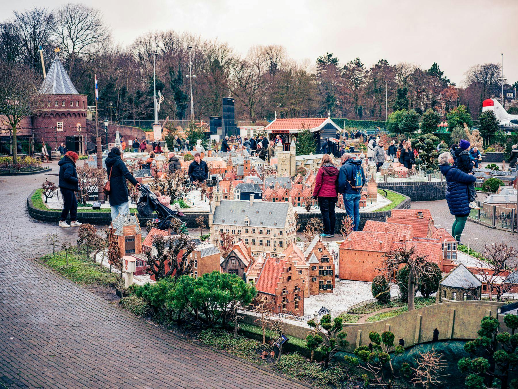 屋外のミニチュア・シティ・ディスプレイには、森のような背景を背景に、細部にまでこだわった建物や木々が展示されています。