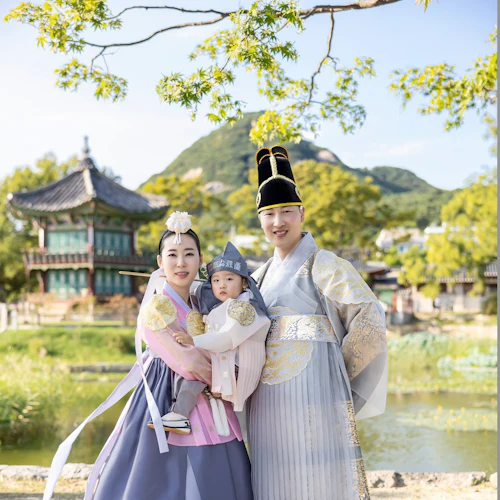 Hanbok That Day: Outdoor Photoshoot with Premium Hanbok Rental & Makeup Service - Photo 4