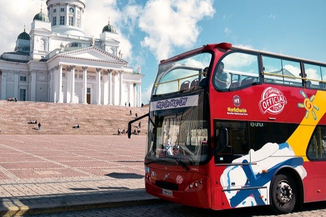 상원 광장에서 온 홉 오프 버스 탑승