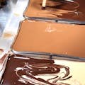 Marmorierungstechnik mit 2 verschiedenen Schokoladensorten