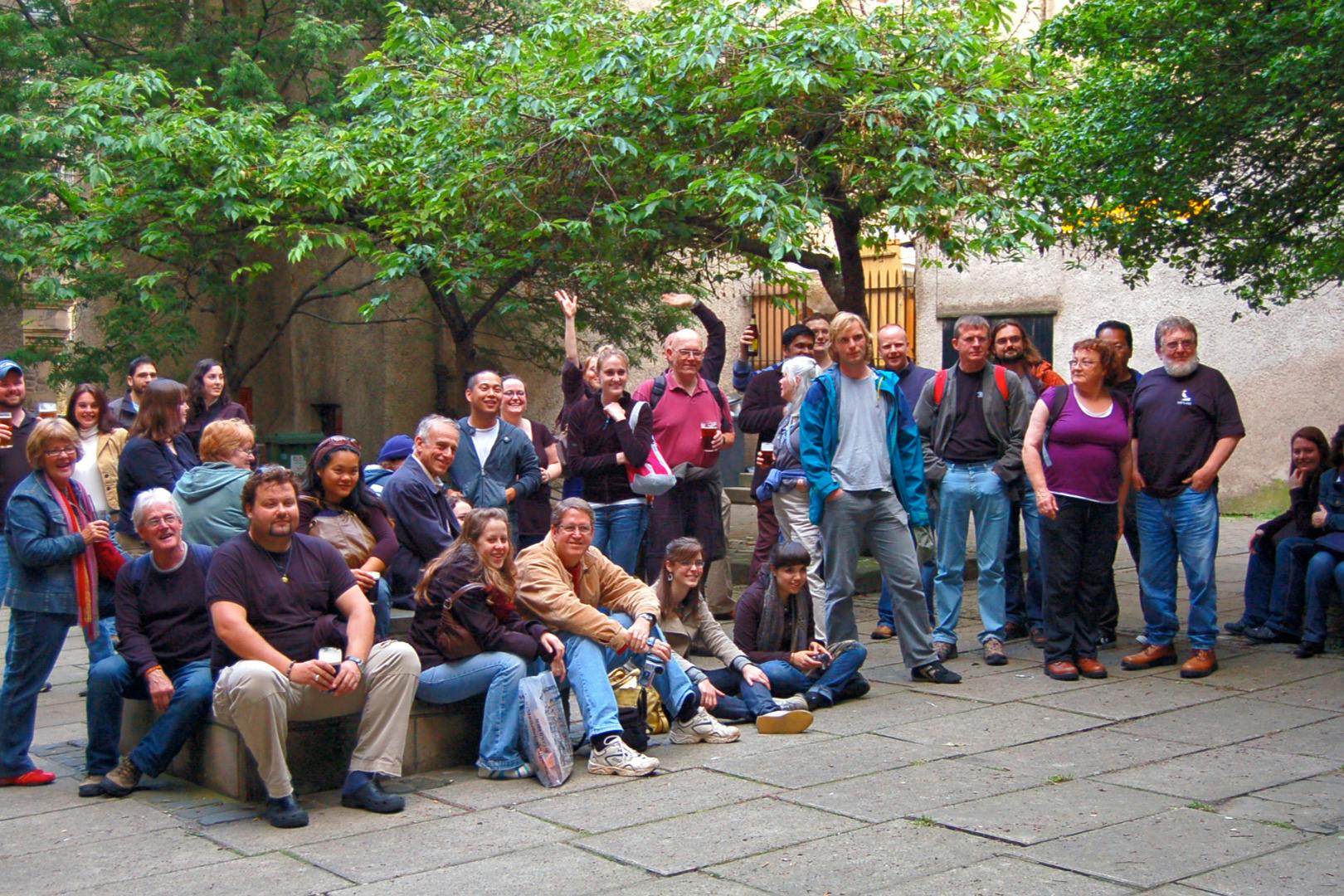 ジョリー・インでショーを楽しむ幸せなゲストたち