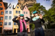 Gasten tijdens de wandeltocht met VR-bril