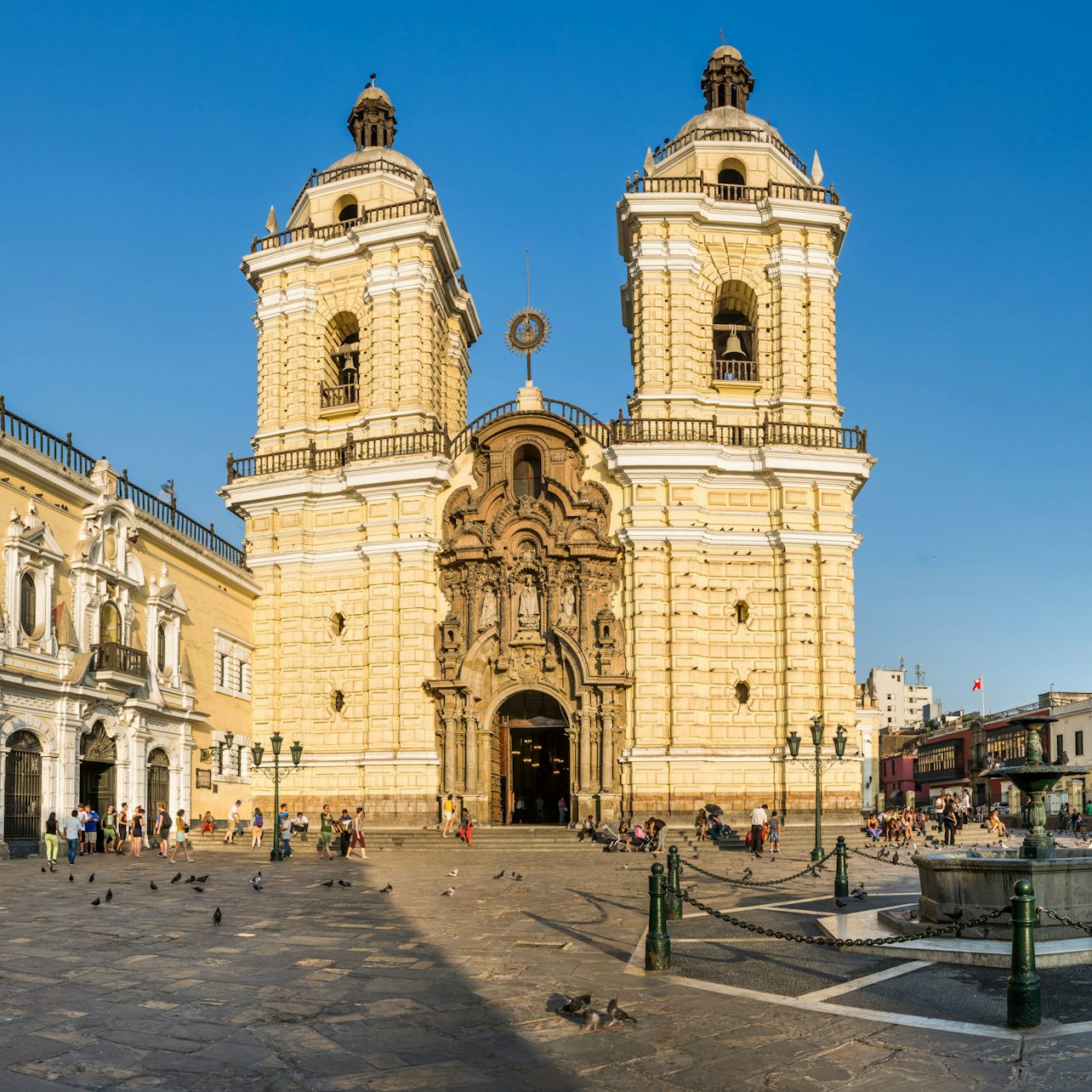 Tour a pie por Lima y Monasterio de San Francisco - Alojamientos en Lima