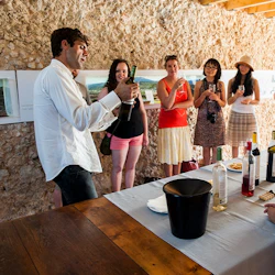 Vinprovning i familjekällaren