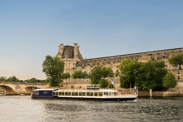 Seine River: 3-Course French Dinner Cruise by Paris en Scène