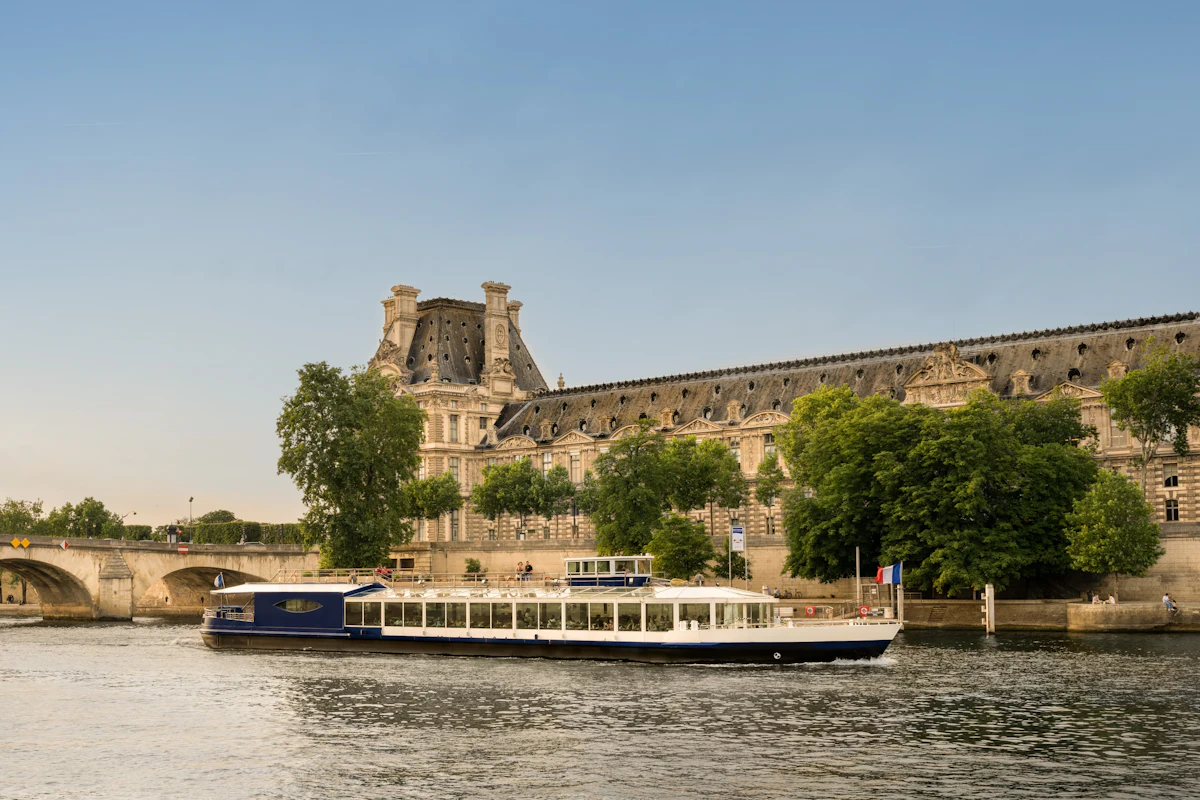 Seine River: 3-Course French Dinner Cruise by Paris en Scène
