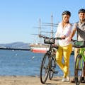 Dois ciclistas aproveitam seus aluguéis de bicicletas