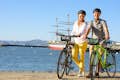 Dwóch pasażerów korzysta z wypożyczalni rowerów