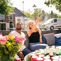Супружеская пара наслаждается круизом по Амстердаму с выпивкой