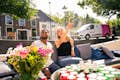 Супружеская пара наслаждается круизом по Амстердаму с выпивкой