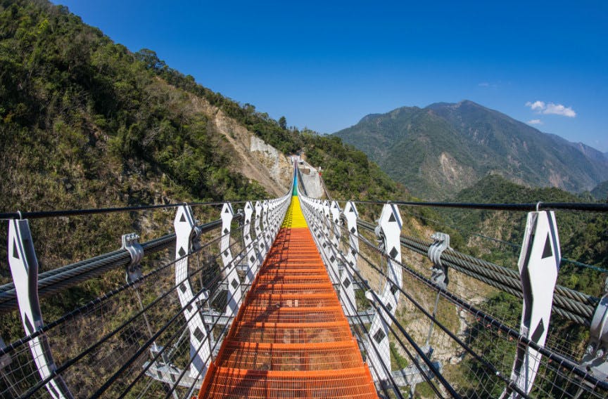 Les chutes de Shuanglong : un pont suspendu haut en couleur