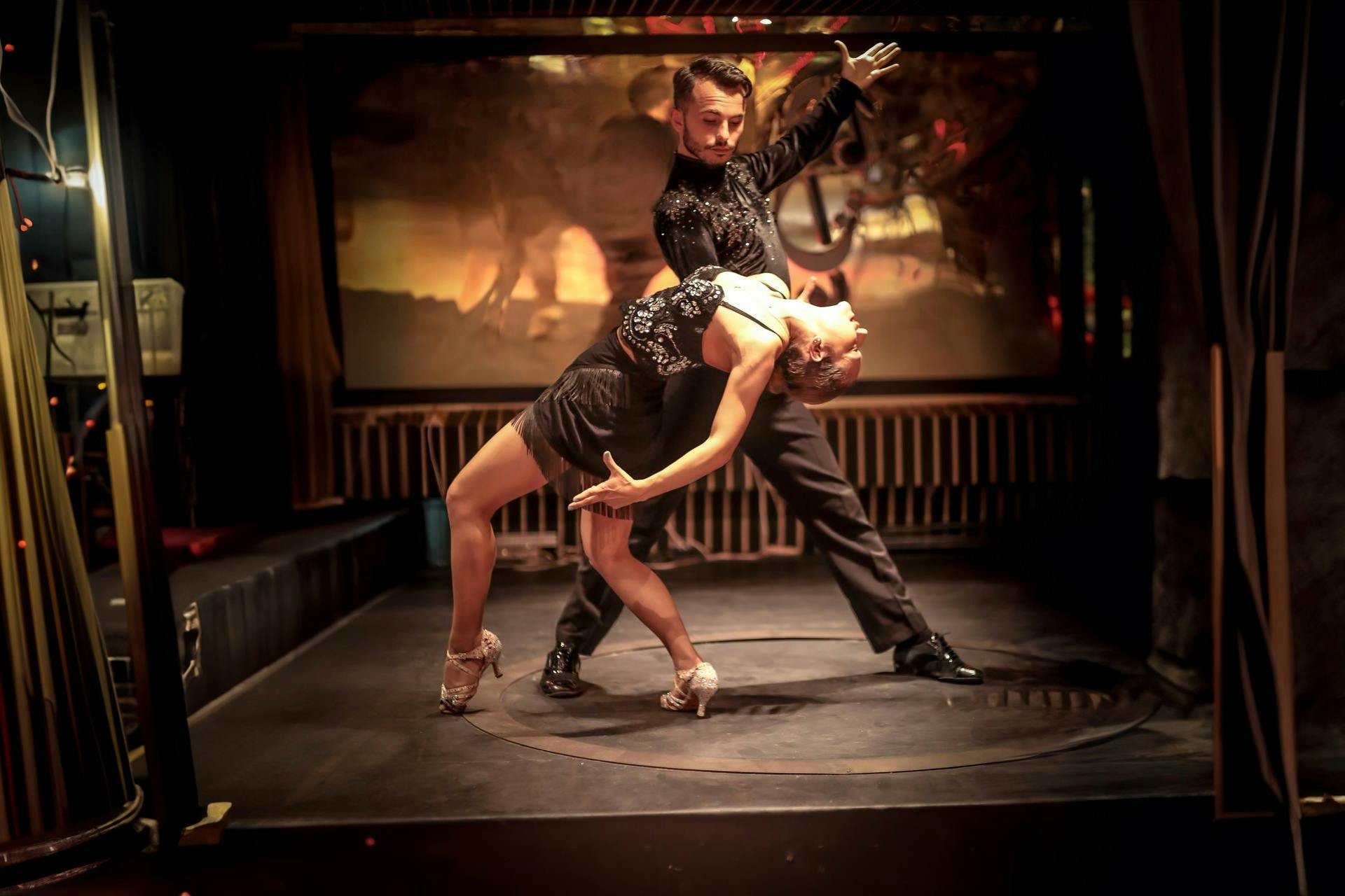 现场音乐表演让您沉浸在神奇的氛围中。