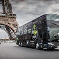 L'autobus Toqué Champs-Elysées attraversa il Pont d'Iéna