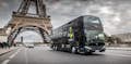 O ônibus Toqué Champs-Elysées atravessa a Pont d'Iéna
