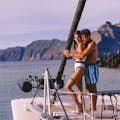 Couple à bord d'un catamaran, près du volcan.