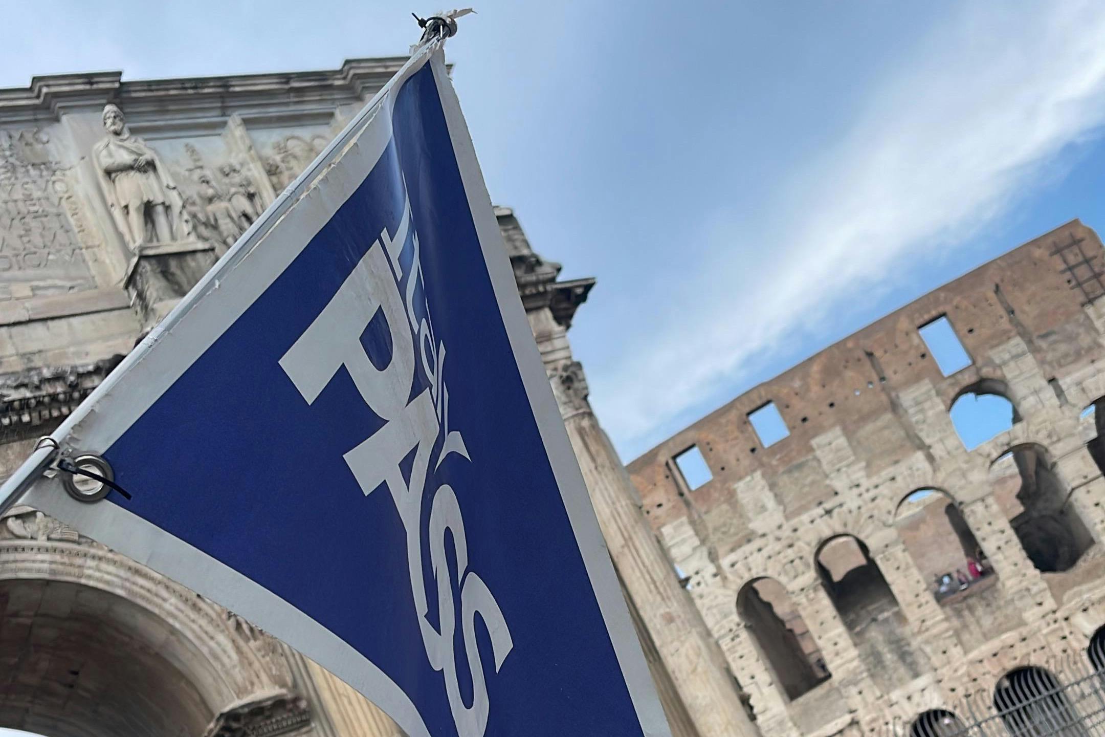 Naše značka před Koloseem