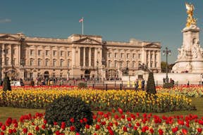 Fasáda Buckinghamského paláce za denního světla