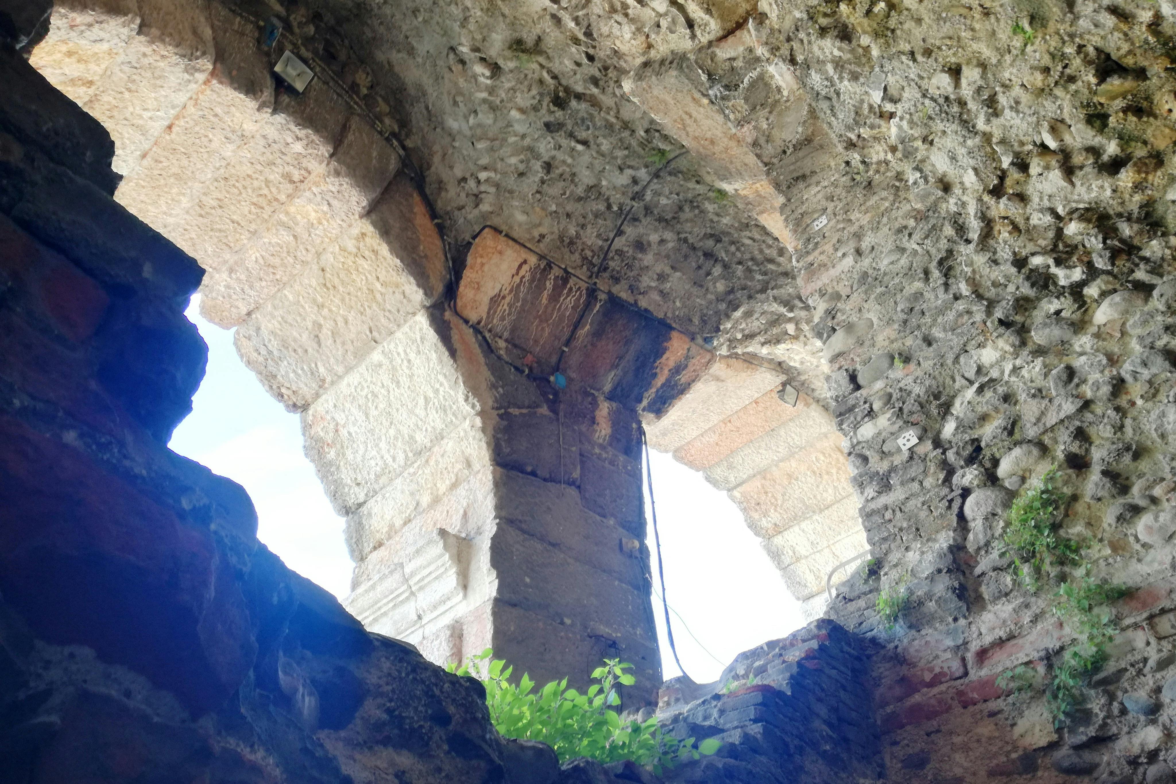 los restos de una escalera que lleva al cuarto nivel