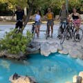 Groep mensen met fiets bij een tuin in Athene
