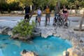 Groupe de personnes avec un vélo dans un jardin d'Athènes