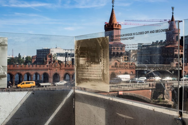Foto van een brug in een stad met zichtbare borden over het afsluiten van de Oberbaumbrücke als grensovergang.
