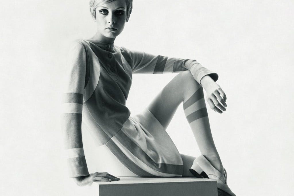 Twiggy portant une minirobe moderne de Louis Féraud et des chaussures en cuir de François Villon
