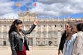 O guia turístico explica o Palácio Real