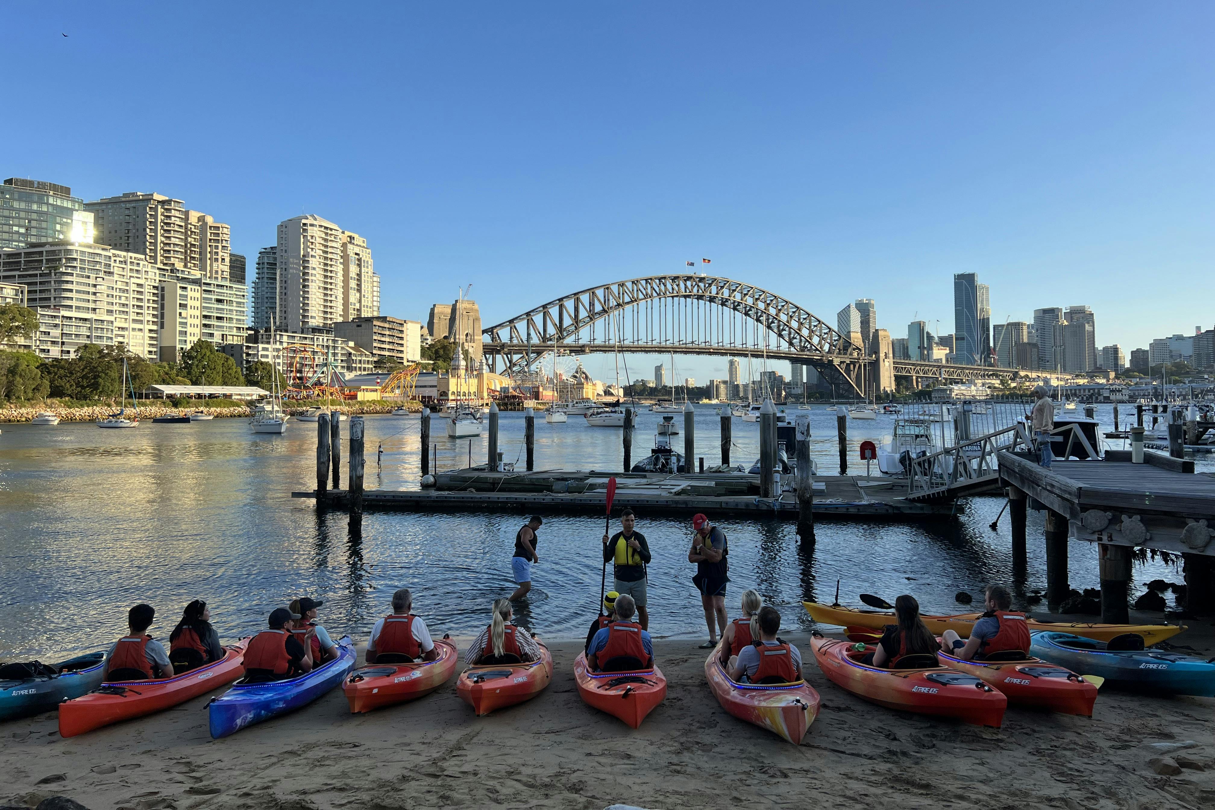 ενημέρωση για την ασφάλεια πριν από κάθε συνεδρία με φόντο τη Λιμενική Γέφυρα του Σίδνεϊ