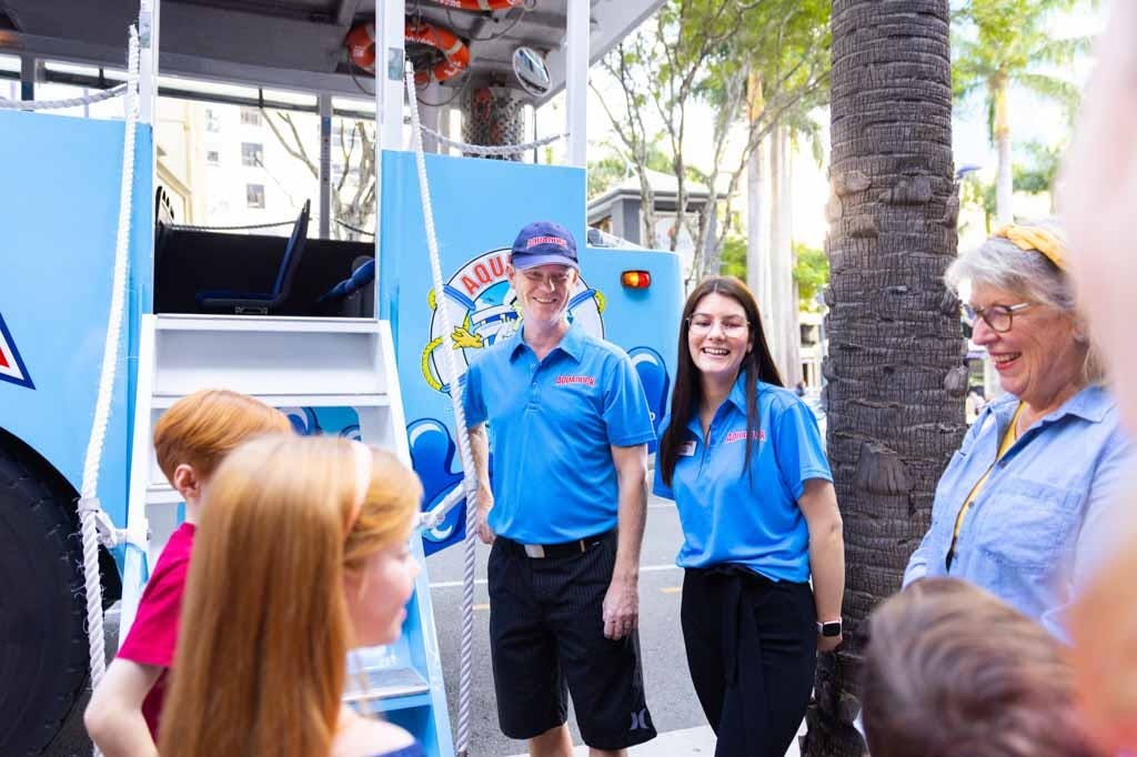 Personel witający gości w Aquaducku.