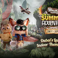 Διαφημιστική αφίσα για την εκδήλωση img Worlds of Adventure's Summer Adventures, που δείχνει ζώα κινουμένων σχεδίων, ένα τρενάκι του λούνα παρκ και κείμενο.