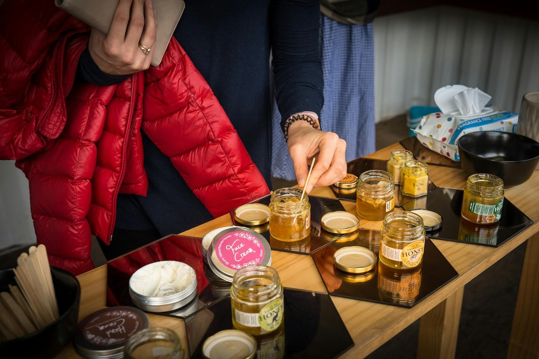 Voir les abeilles et goûter leur merveilleux miel