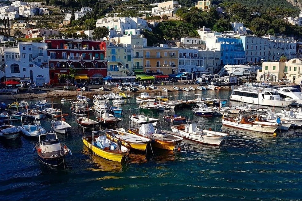 Stora småbåtshamnen i Capri